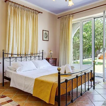 Sleeps 6 Pool Air Con Wifi Willa
