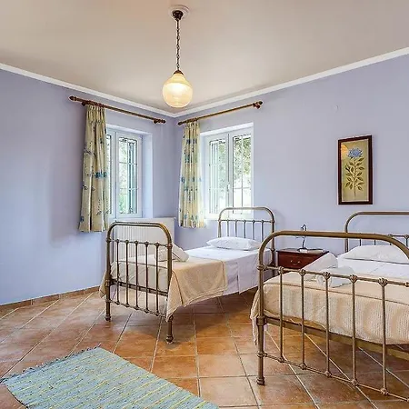 Sleeps 6 Pool Air Con Wifi Willa